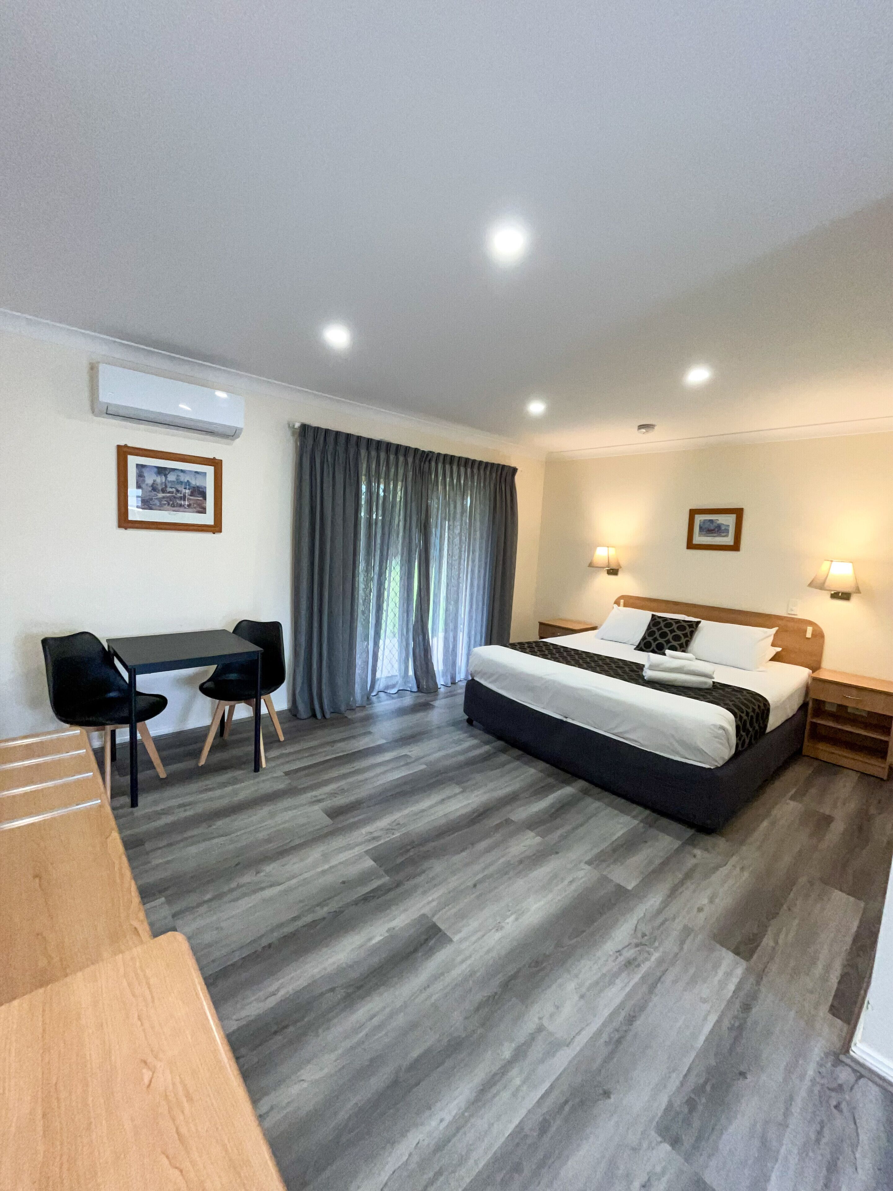 Ropa de cama de alta calidad y espacio para trabajar con laptop 