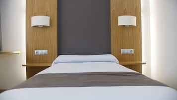 Desk, soundproofing, free WiFi, bed sheets