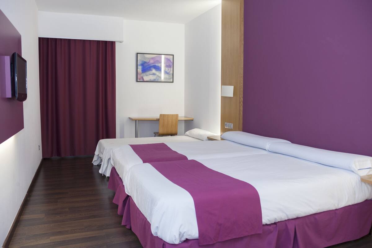 Triple Room | Desk, soundproofing, WiFi (free), bed sheets