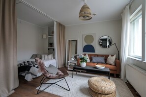 Standard-Apartment, 1 Schlafzimmer, Kochnische (XXXXXXXXX) | Wohnbereich | 24-Zoll-Flachbildfernseher mit Digitalempfang, Fernseher