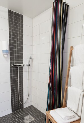 Familjerum - Pentry - 2+1 | Ducha del cuarto de baño