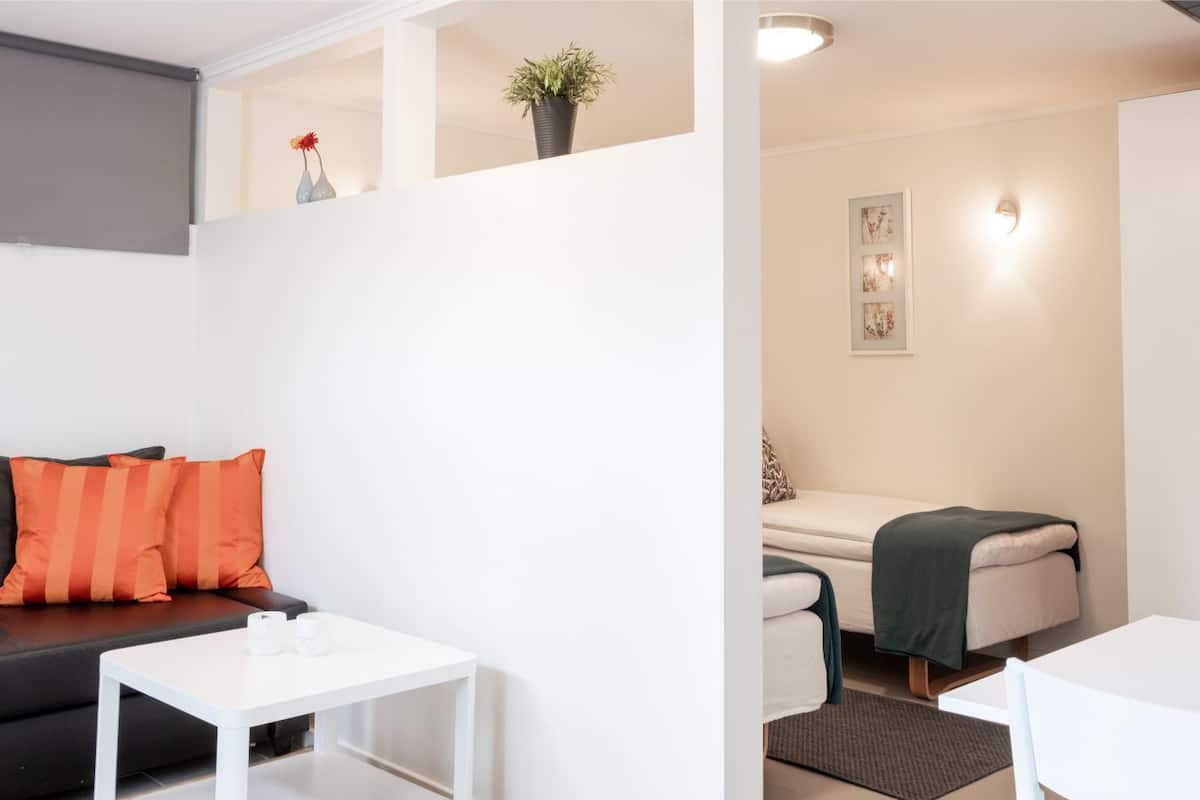 StudioExtra | Desk, soundproofing, iron/ironing board, free WiFi