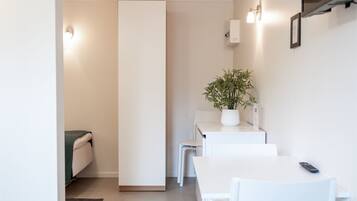 StudioExtra | Desk, soundproofing, iron/ironing board, free WiFi