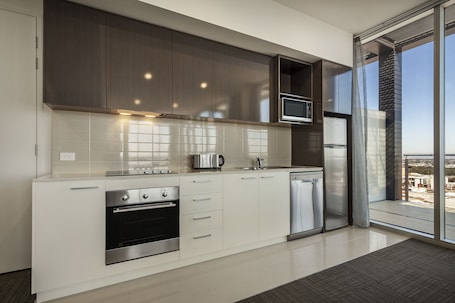 Refrigerador con freezer, microondas, placa de cocina, cafetera/tetera