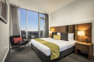 客房内保险箱、办公桌、笔记本电脑工作区、遮光窗帘