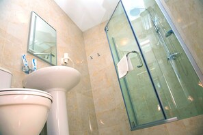 Standaard kamer, 1 twee- of 2 eenpersoonsbedden | Badkamer | Een douche, gratis toiletartikelen, een haardroger, badjassen