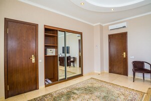 高级双人房或双床房 | 迷你吧、客房内保险箱、办公桌、熨斗/熨板