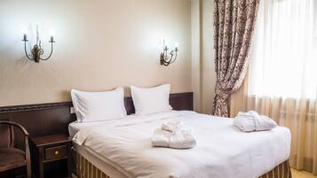 Standard Single Room | Minibar, in-room safe, desk, iron/ironing board