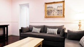 Decoración personalizada, muebles diferentes y cortinas blackout