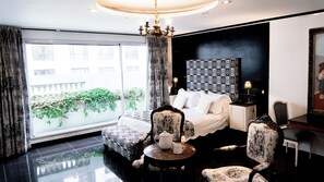 Decoración personalizada, muebles diferentes y cortinas blackout