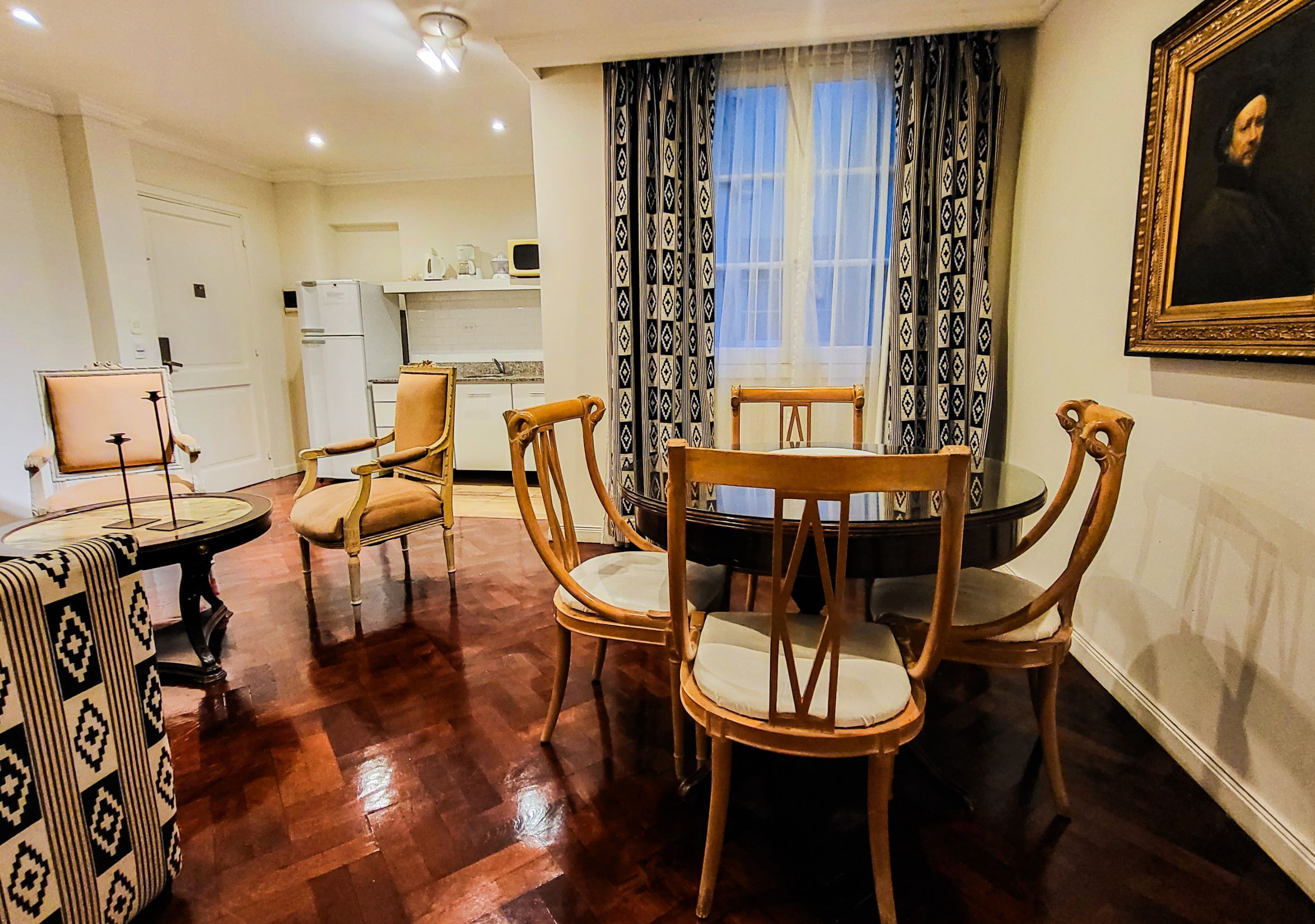 Căn hộ Superior | Khu phòng khách | TV 32-inch có truyền hình cáp 