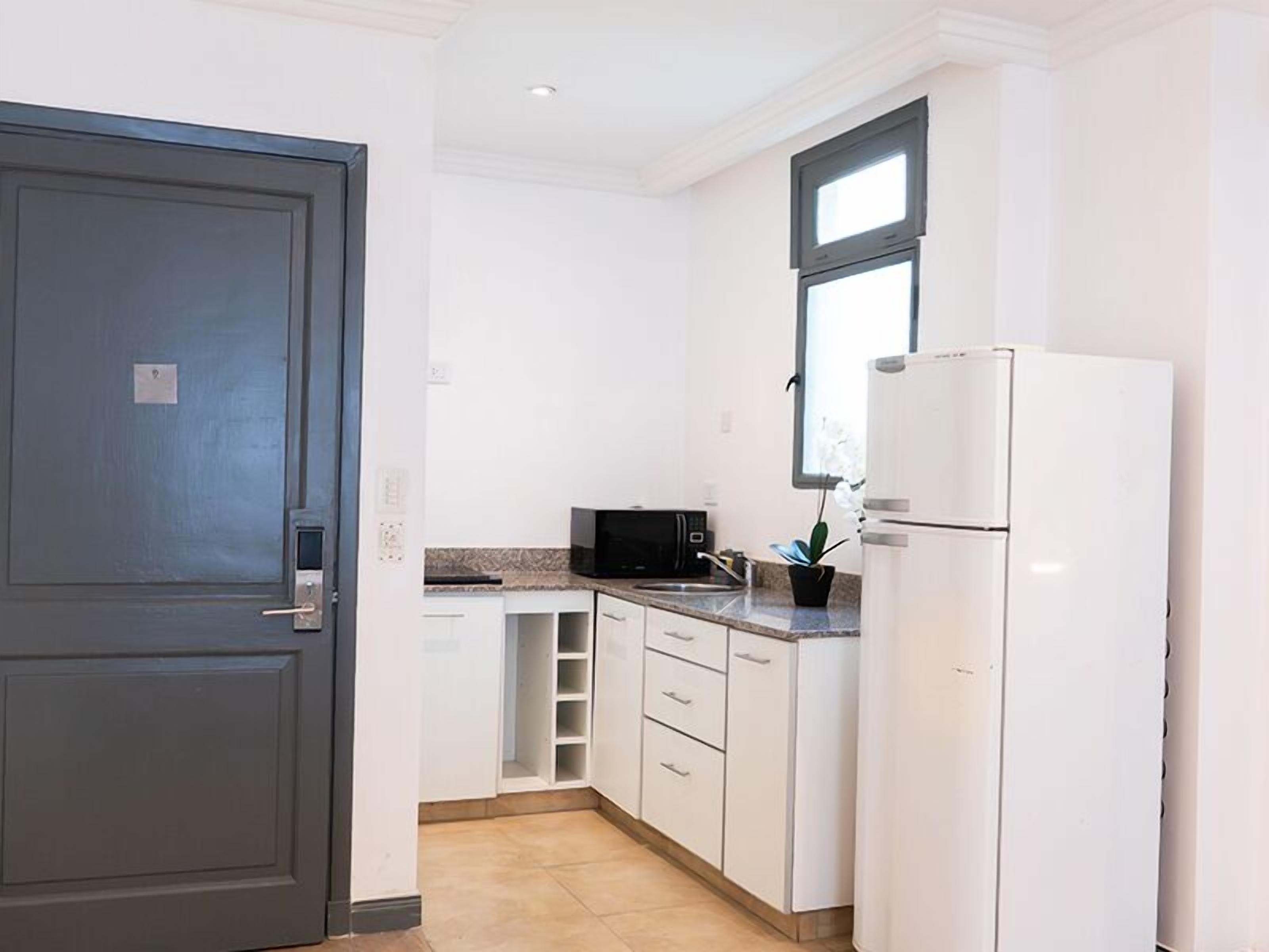 Superior appartement | Privékeuken | Een koelkast/vriezer, een magnetron, een kookplaat