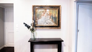 Decoración personalizada, muebles diferentes y cortinas blackout