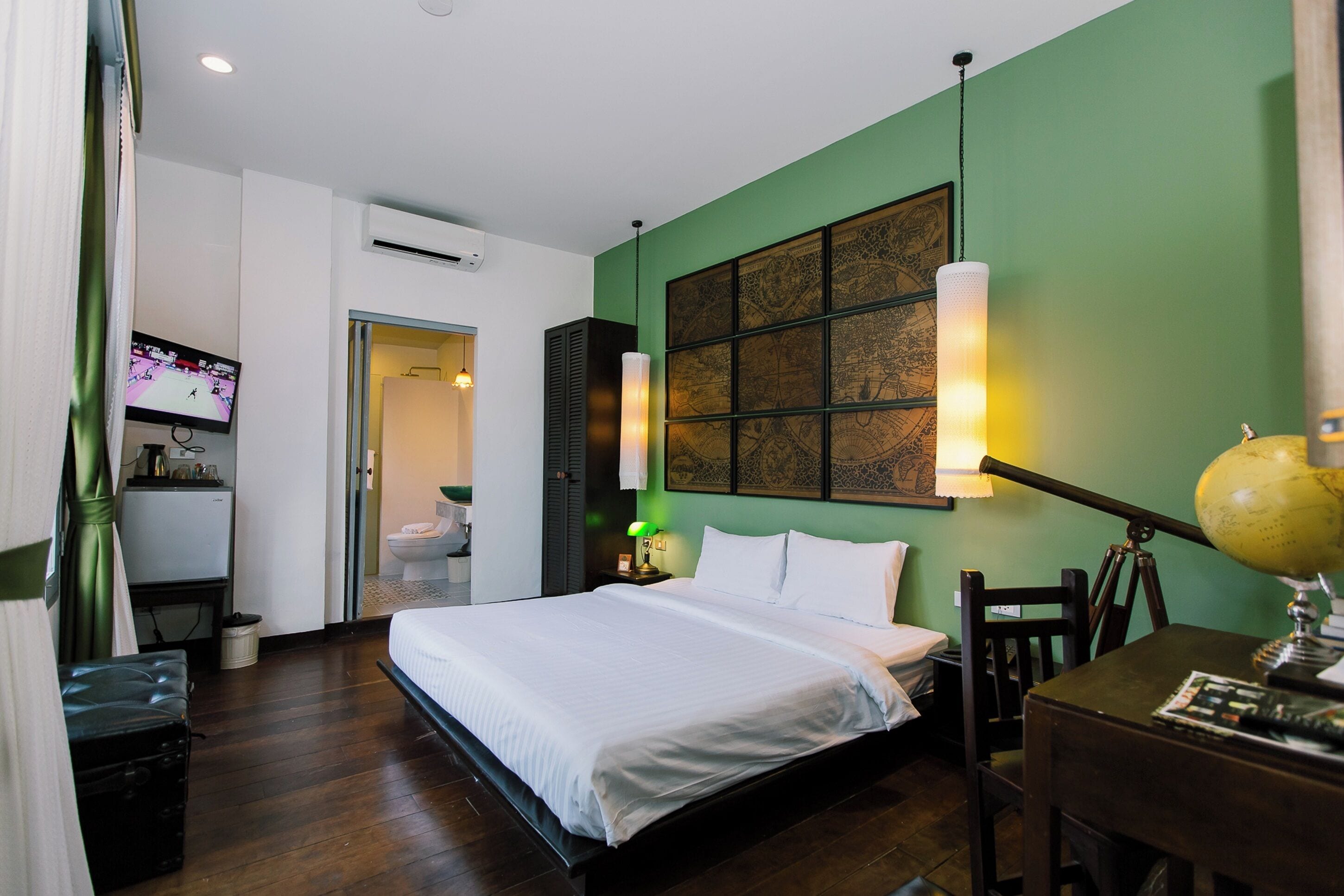 superior room | free minibar, in-room safe, desk, blackout curtains