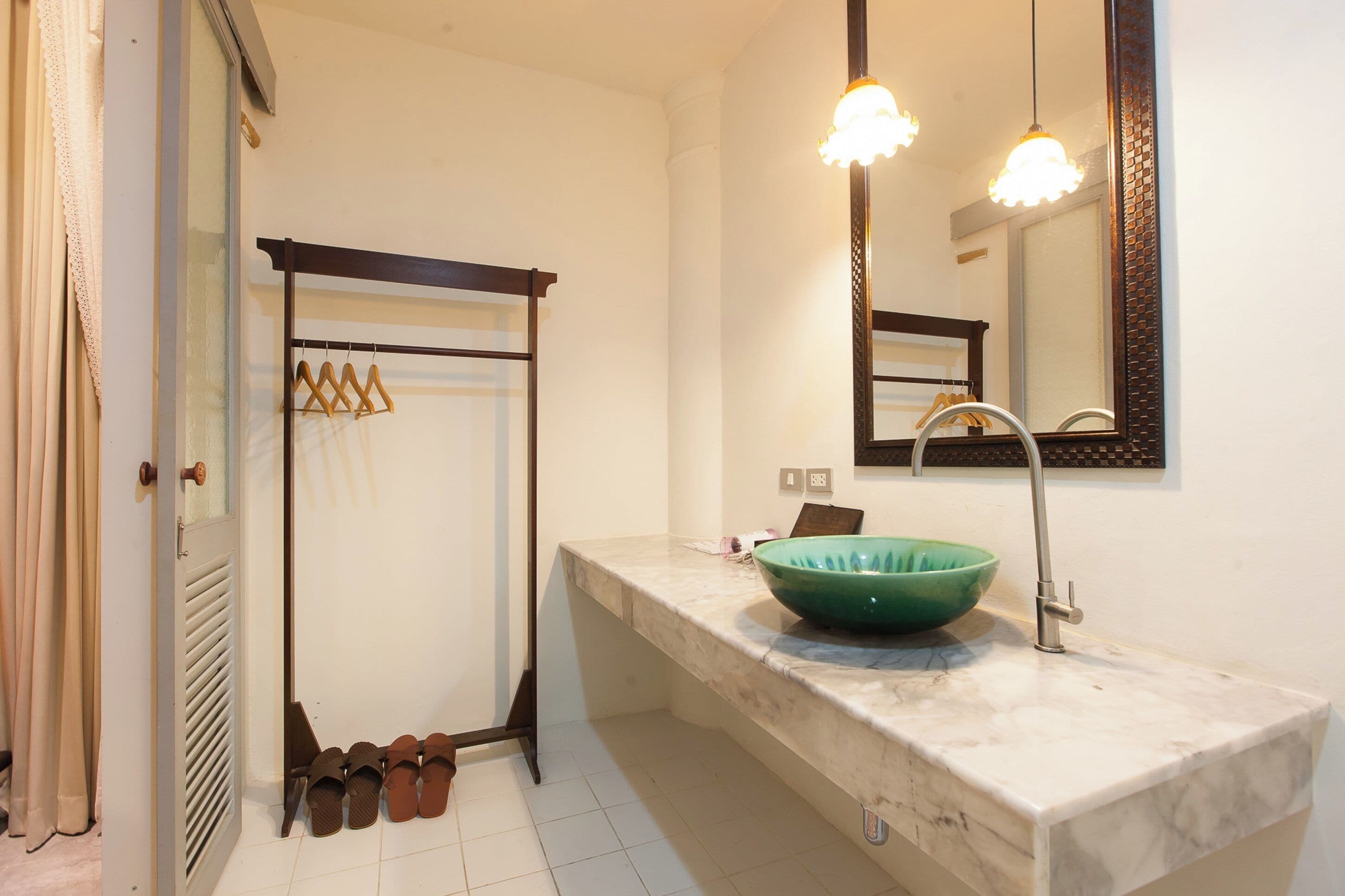 deluxe room | bathroom | shower, rainfall showerhead, free toiletries, hair dryer