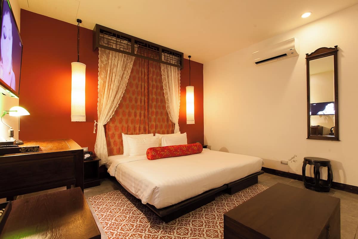 Deluxe Room | Free minibar, in-room safe, desk, blackout drapes
