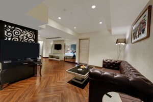 Suite | Minibar, in-room safe, blackout drapes, iron/ironing board