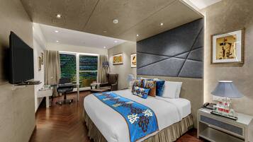 Superior Garden Room | Minibar, in-room safe, blackout drapes, iron/ironing board