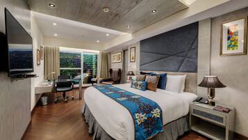 Deluxe Room, Garden View | Minibar, in-room safe, blackout curtains, iron/ironing board