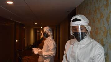 Een hotelgang met een patroon op de muur en een tapijten vloer.