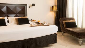 Daily cooked-to-order breakfast (EUR 25 per person)