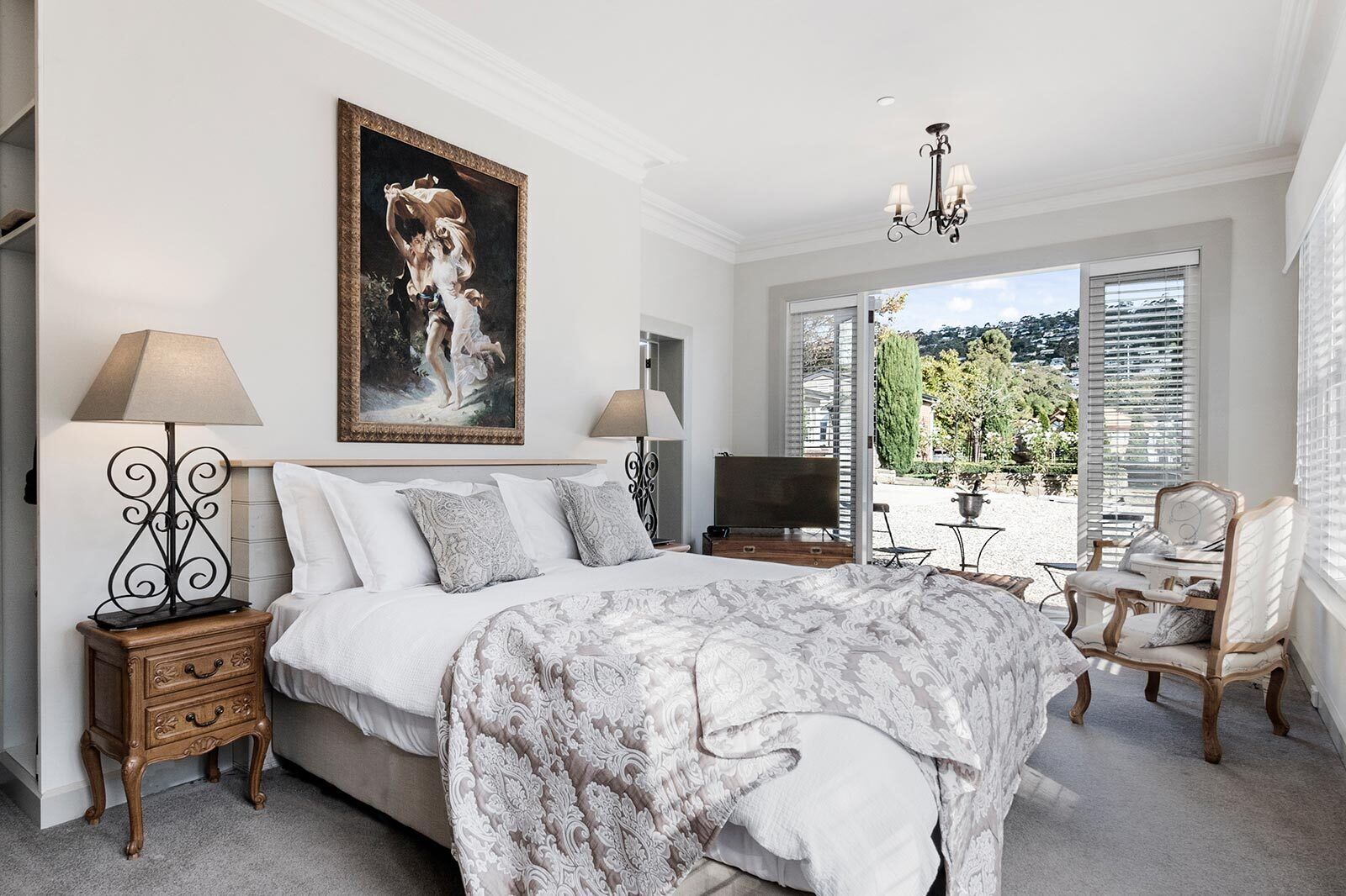 Premium bedding, in-room safe, individually decorated