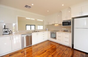 The Farmhouse | Private kitchen | Coffee/tea maker - The Barn Accommodation (Ob Flat)