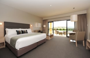 Roupas de cama premium, frigobar, cofres nos quartos