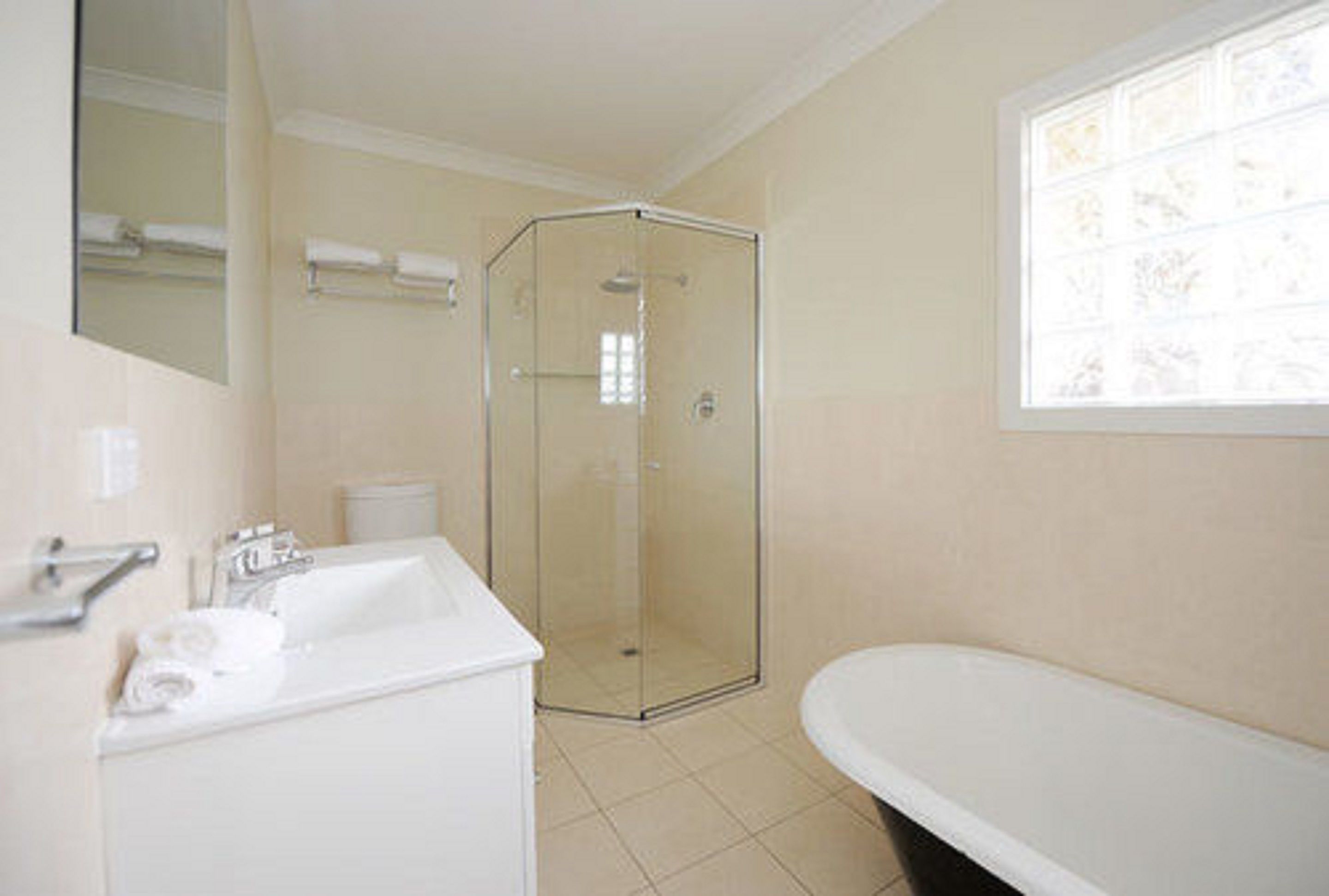 Une salle de bain avec une douche, un lavabo et des toilettes.