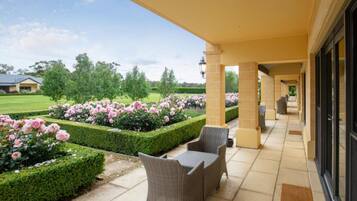 Sengetøy av topp kvalitet, minibar og safe på rommet