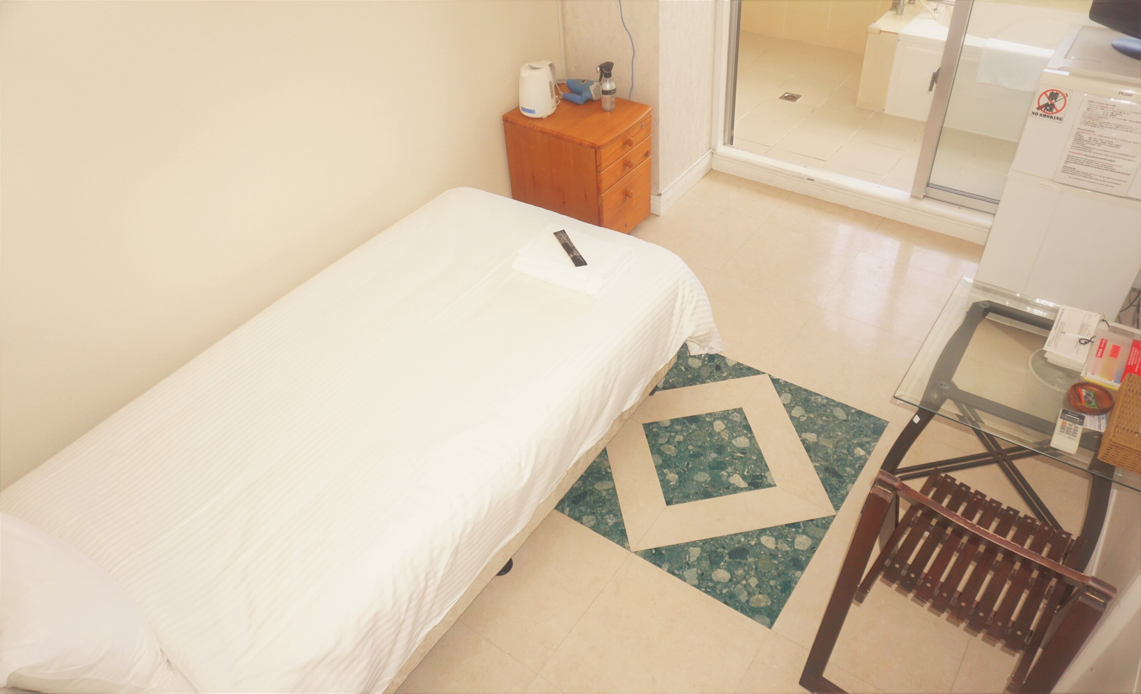 Tabla de planchar con plancha, wifi gratis y ropa de cama 