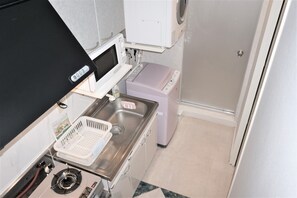 Réfrigérateur, cafetière-théière, bouilloire électrique