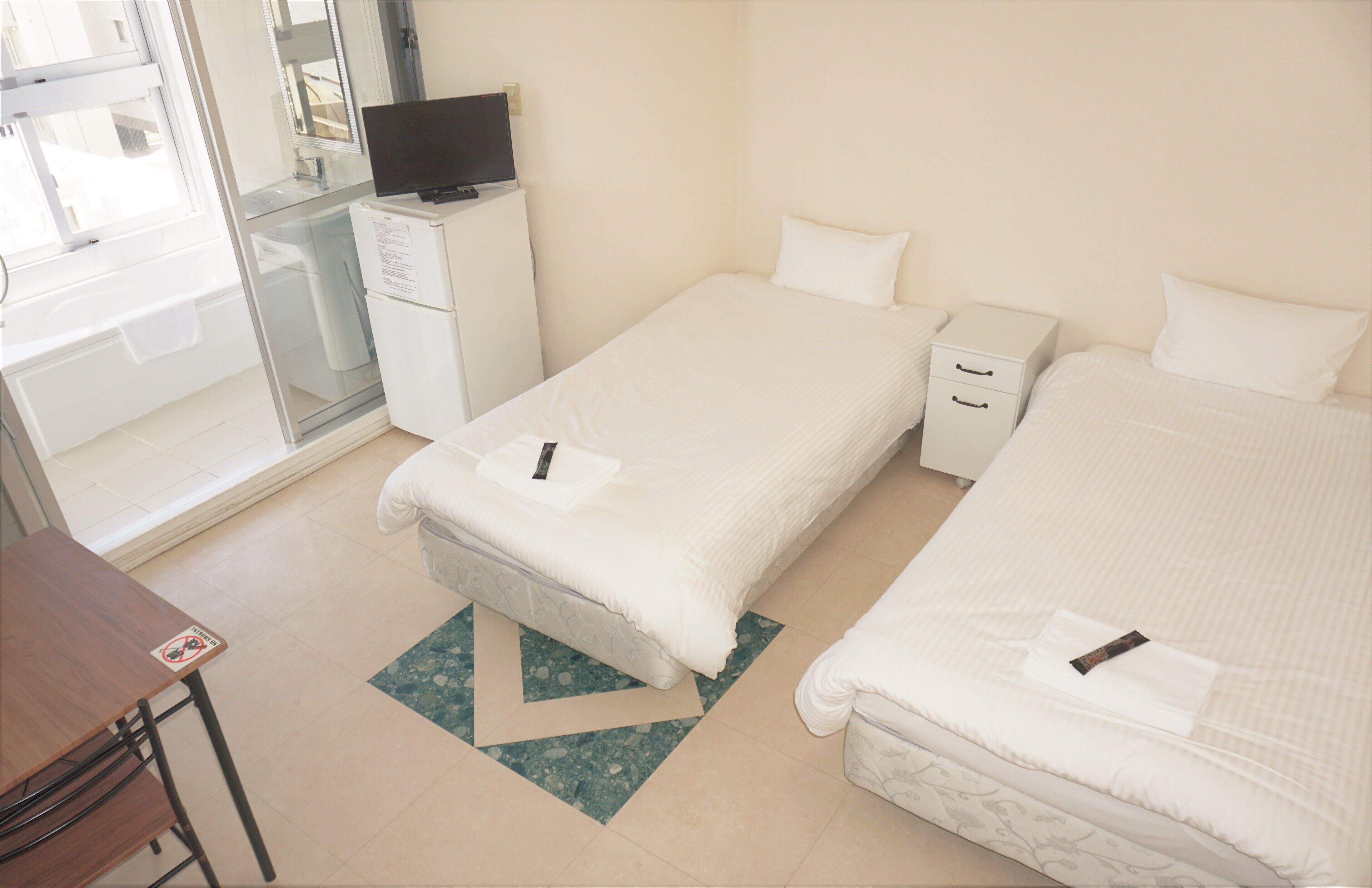 Tabla de planchar con plancha, wifi gratis y ropa de cama 