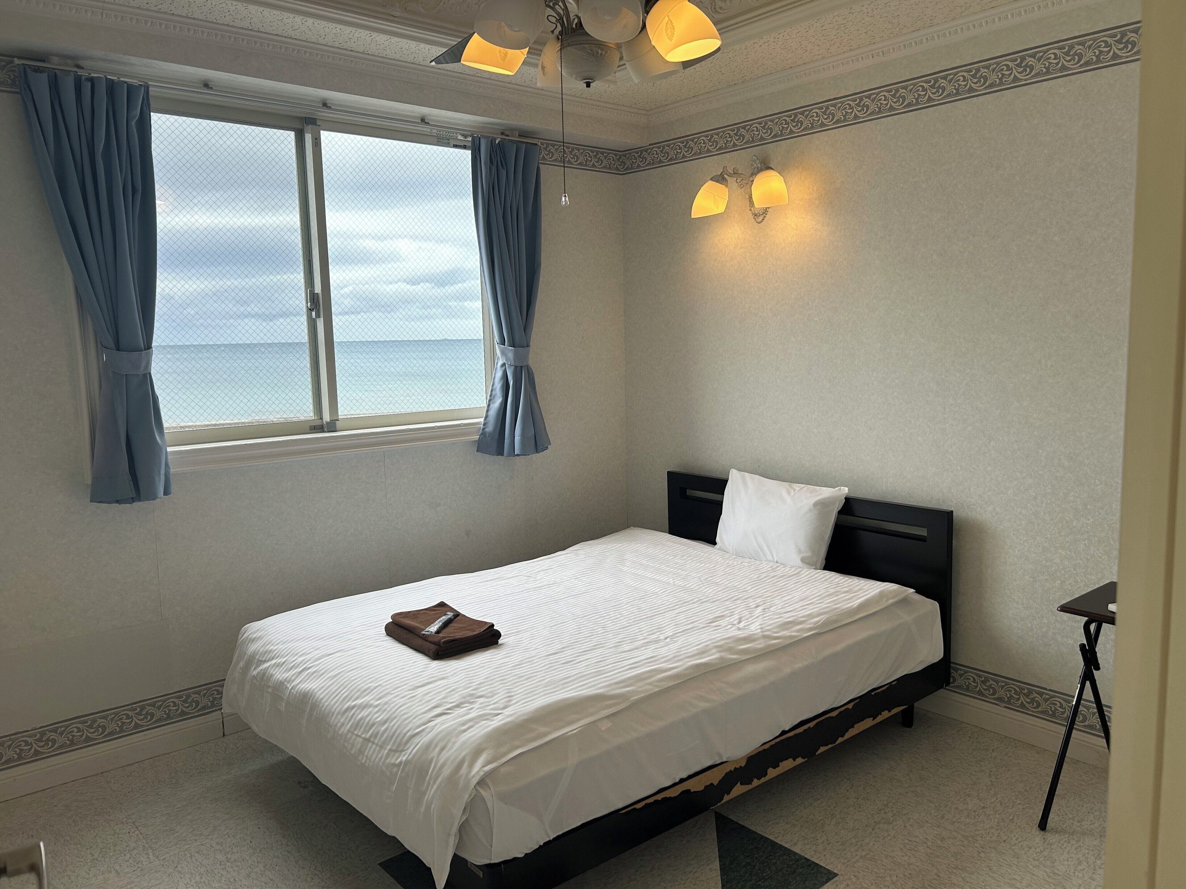 Fer et planche à repasser, Wi-Fi gratuit, draps fournis