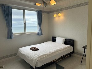 Een strijkplank/strijkijzer, gratis wifi, beddengoed