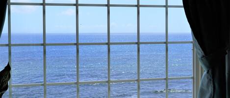 Habitación básica con 2 camas individuales, 1 habitación, cocina, vista al océano | Vista a la playa o el mar