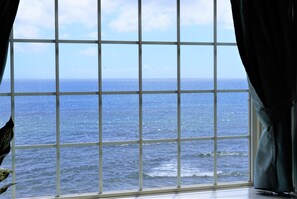 Habitación básica con 2 camas individuales, 1 habitación, cocina, vista al océano | Vista a la playa o el mar