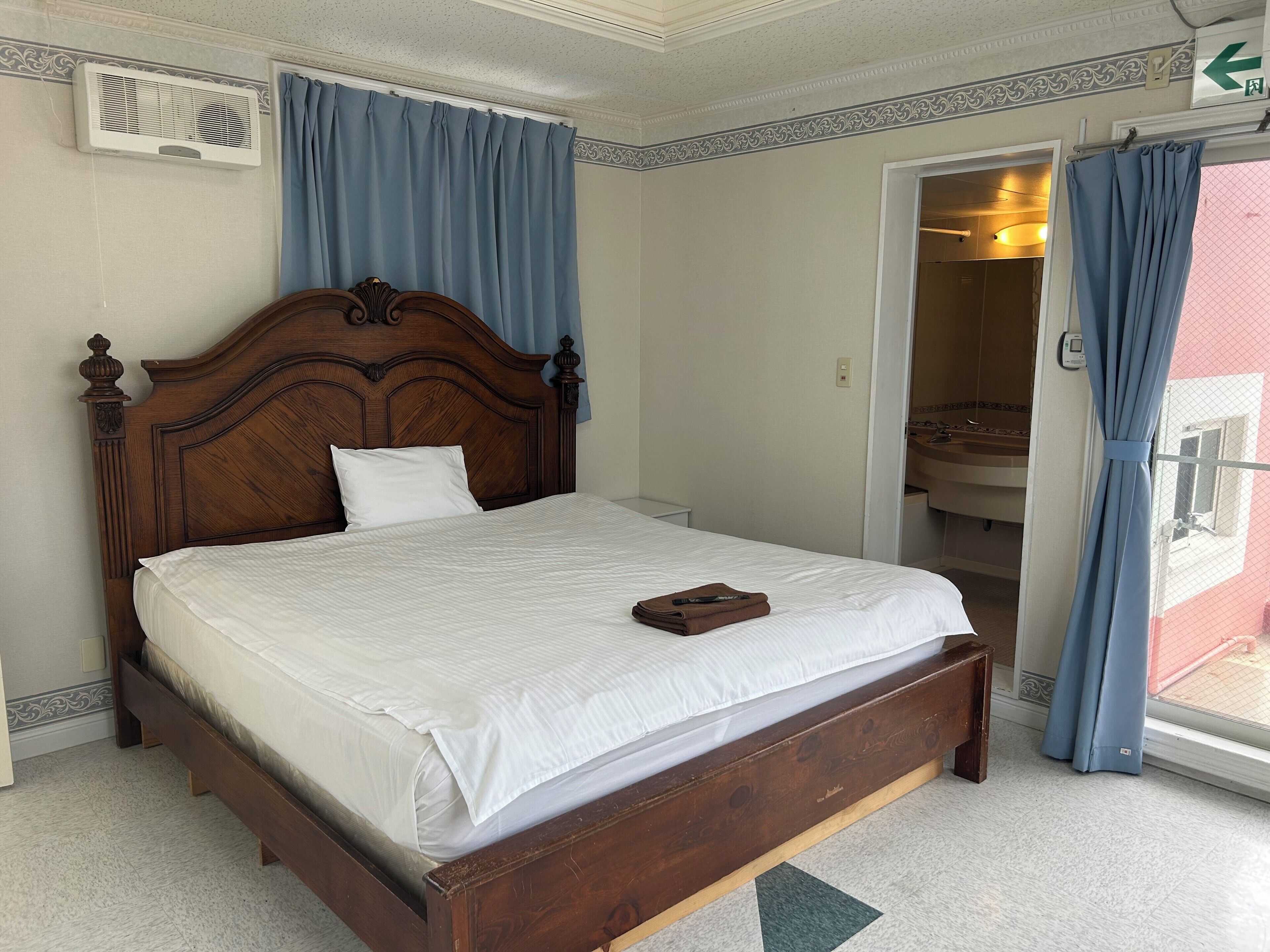 Tabla de planchar con plancha, wifi gratis y ropa de cama 