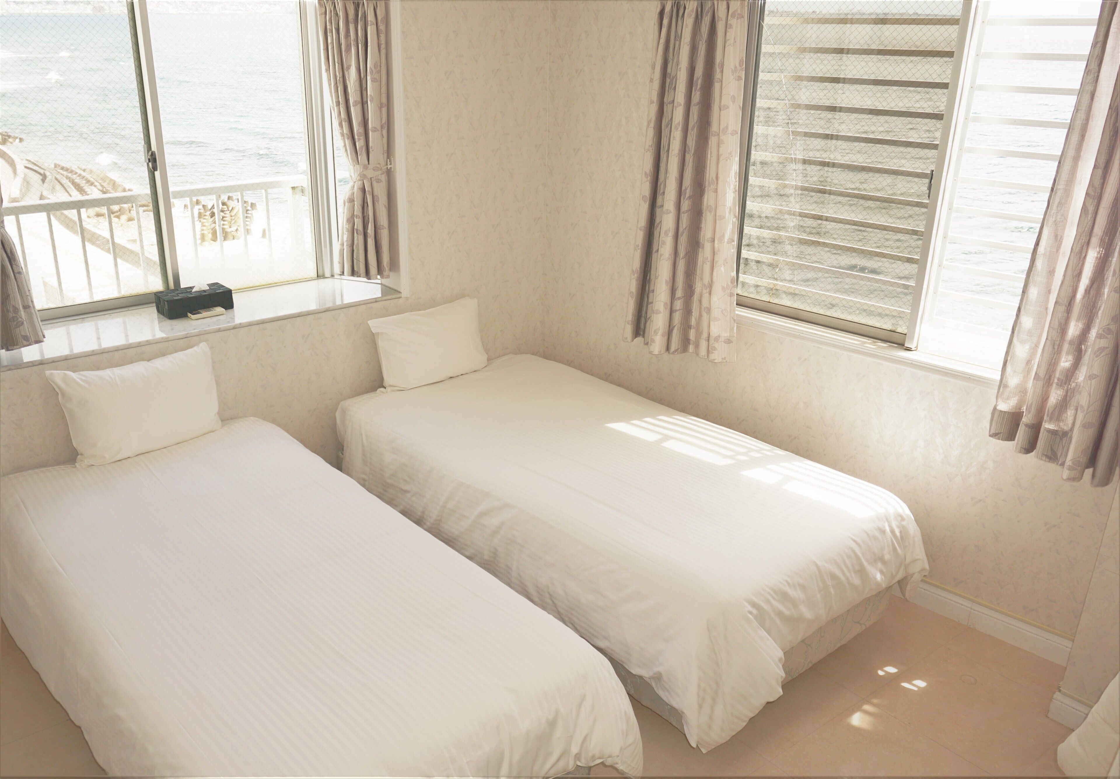 Tabla de planchar con plancha, wifi gratis y ropa de cama 