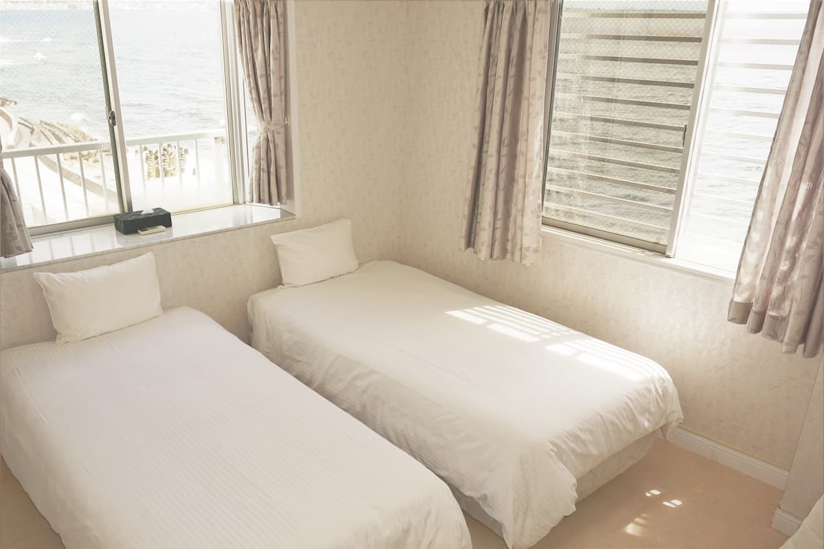 基础公寓式客房, 厨房, 海洋景观 | 熨斗/熨衣板、免费 WiFi、床单