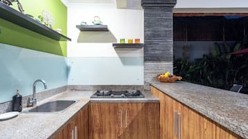 Refrigerador con freezer, microondas, placa de cocina, lavavajillas