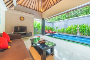 Villa, 1 chambre, piscine privée | Aire de séjour | Téléviseur ACL de 32 po avec télévision par cùble, téléviseur