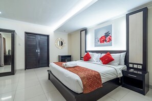 Senger med Select Comfort-madrass, minibar og safe på rommet