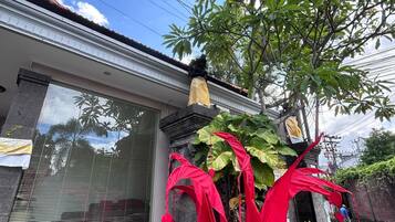 Vista frontal de la propiedad