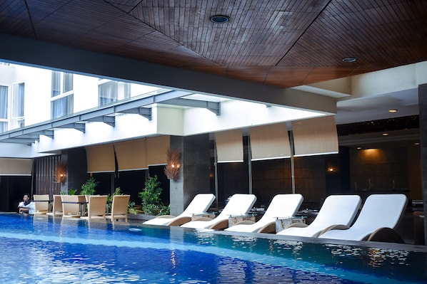 Piscine extérieure, chaises longues