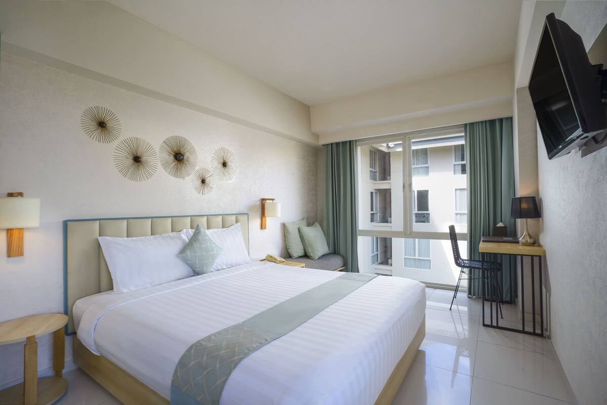 Phòng Deluxe, 1 giường cỡ king | Nệm Select Comfort, két bảo mật tại phòng, bàn 