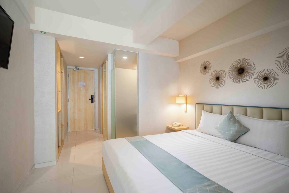Nệm Select Comfort, két bảo mật tại phòng, bàn 