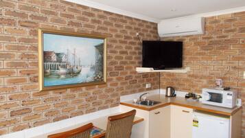 Kjøleskap, mikrobølgeovn, kaffetrakter/tekoker og vannkoker