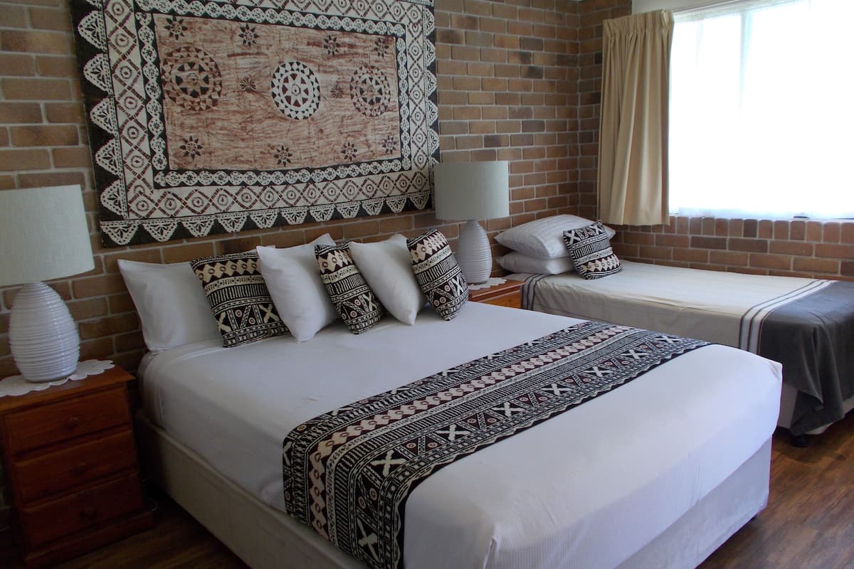 Departamento superior | Ropa de cama de alta calidad, camas con pillow-top y escritorio