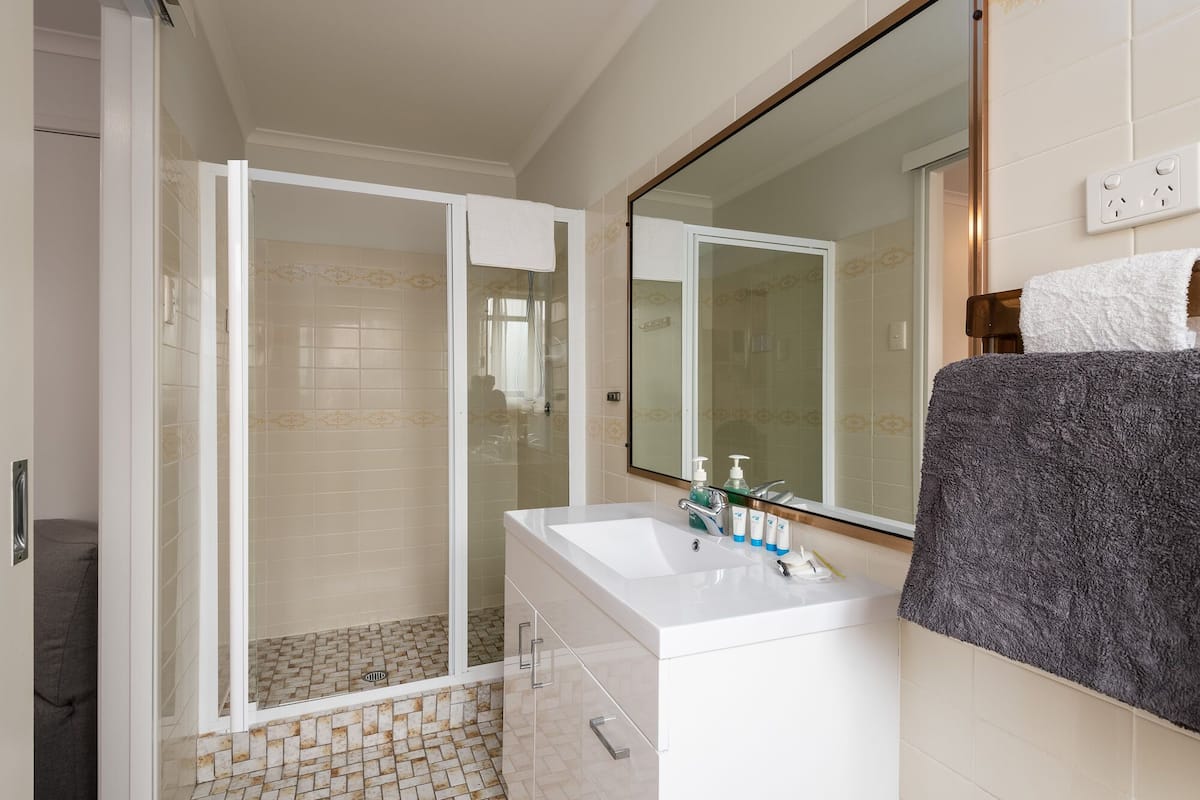 Habitación doble estándar | Ropa de cama de alta calidad, camas con pillow-top y escritorio